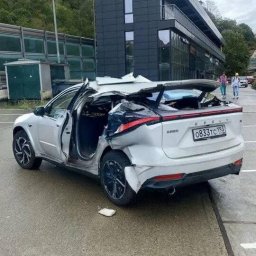 После схода сели в Сочи автомобиль исчез почти полностью, владелец требует возмещения После схода сели в Сочи автомобиль исчез почти полностью, владелец требует возмещения